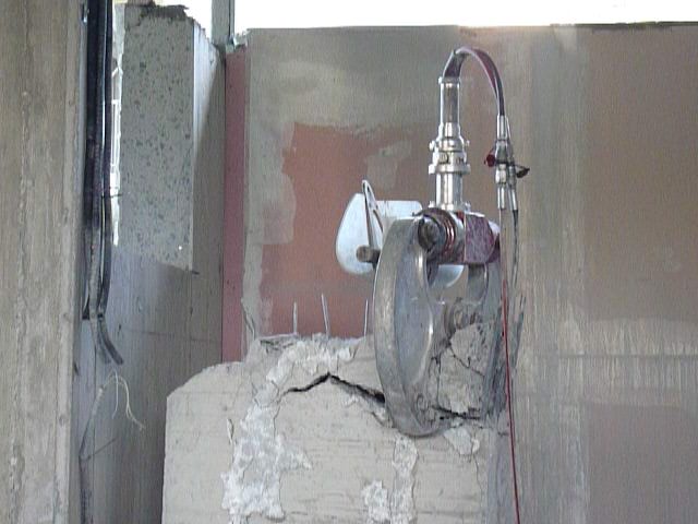 Pinza idraulica per frantumazione cemento armato