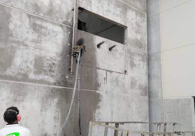 Apertura di un varco nel muro in cemento armato