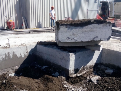 Taglio del cemento armato di una banchina